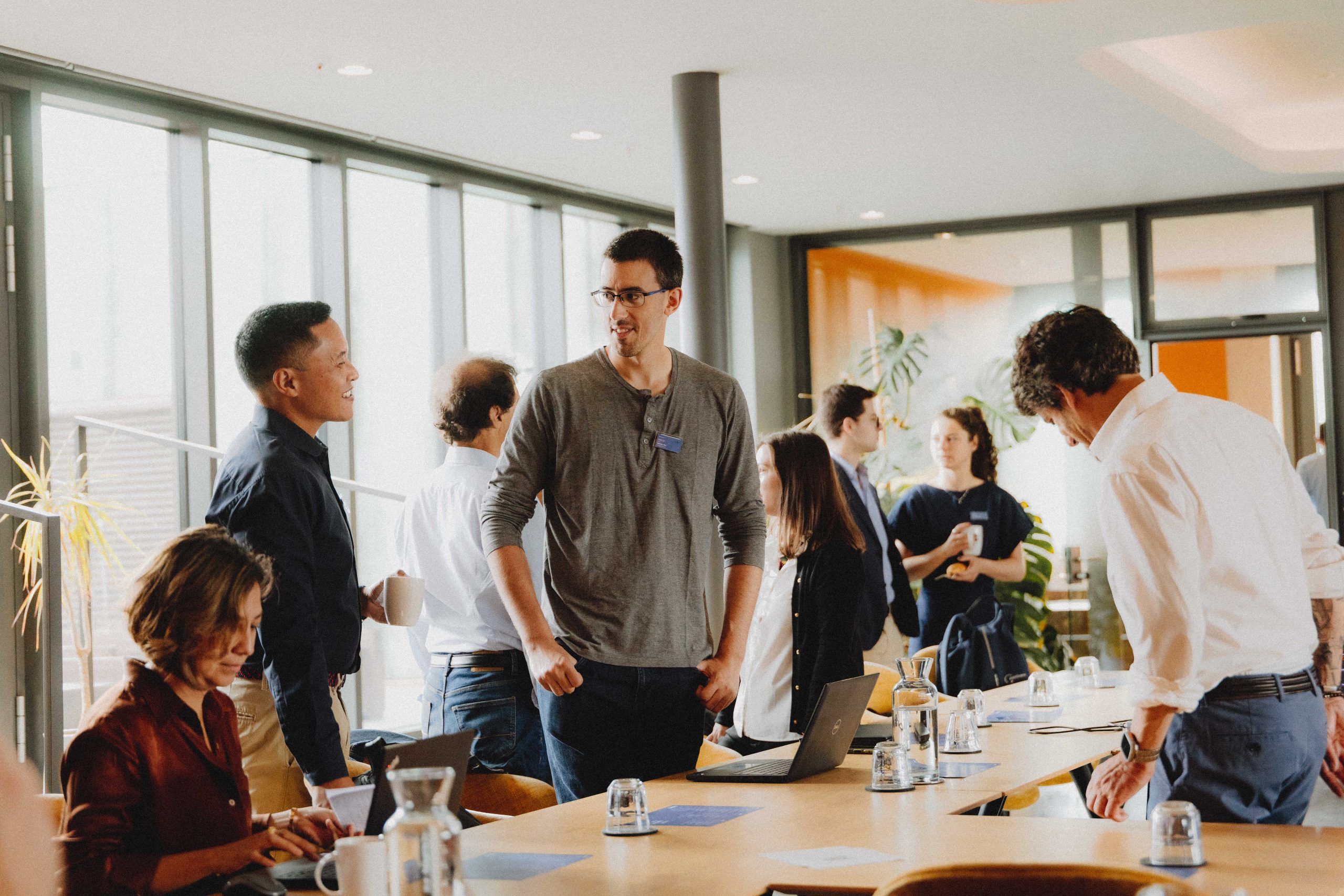 Informal discussion between aviation experts during the forum